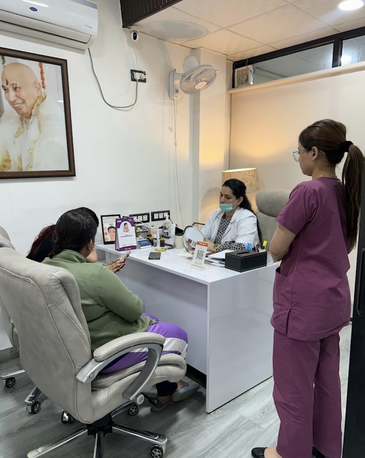 Dr. Shashi Chathli consulting a patient at Aesthetic Derm Clinic Delhi